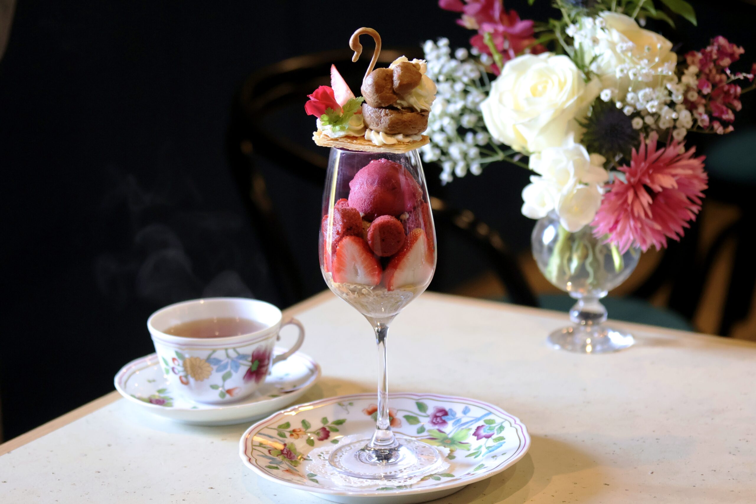 喫茶メニュー とちあいか苺とレッド・ベルベット・ケーキのスワンパフェ