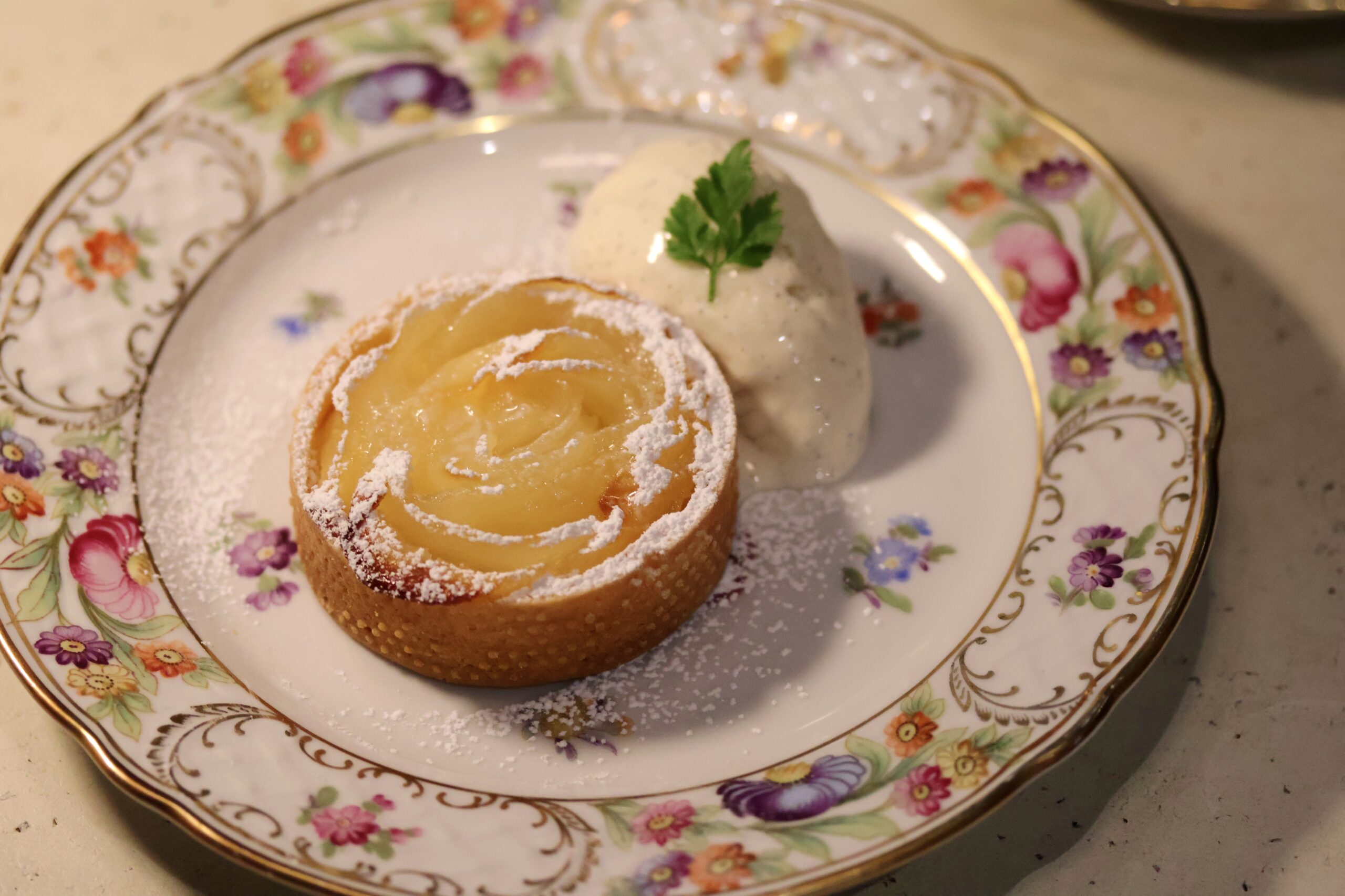 喫茶メニュー スイーツ 洋梨の焼きタルト バニラアイス添え