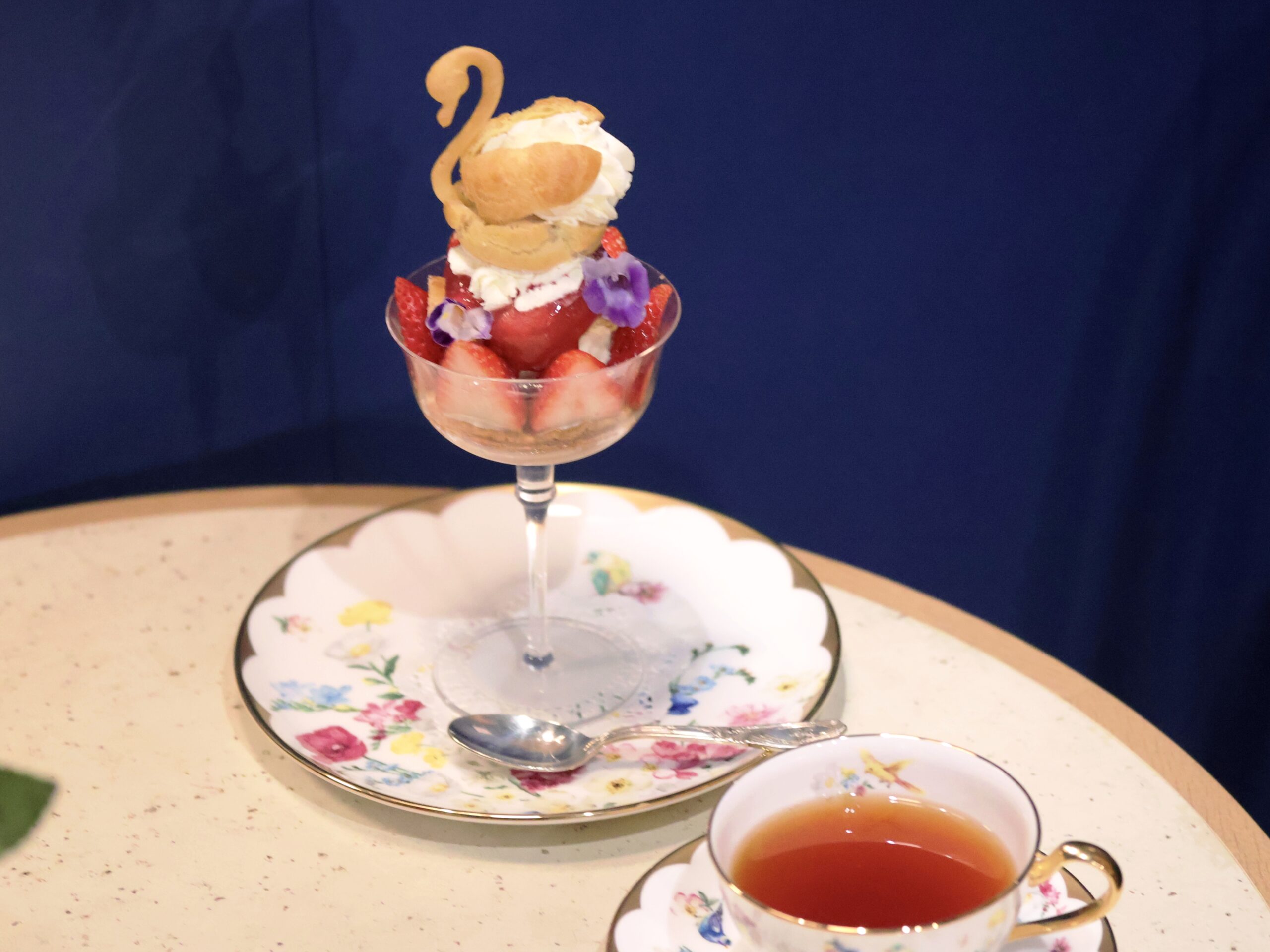 苺の新作スイーツ3種 いちごのスワンパフェ