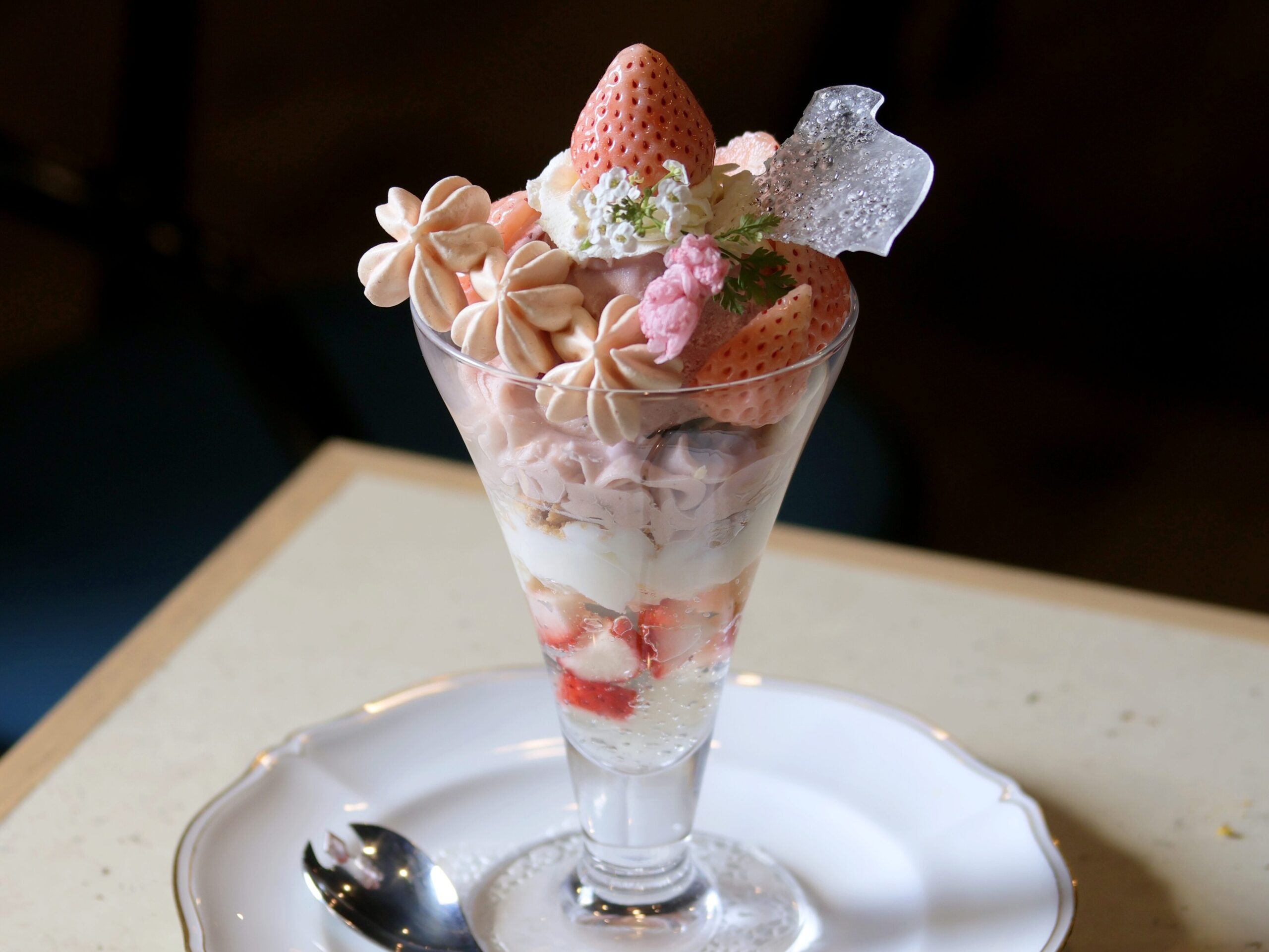 喫茶メニュー 白いちごと桜のパフェ